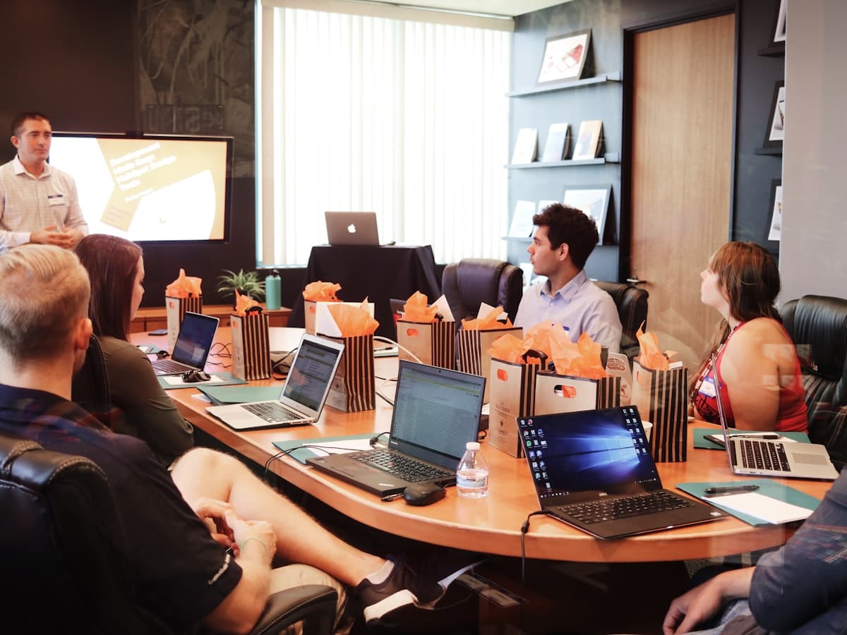 Reunión de trabajo en una sala de juntas empresarial
